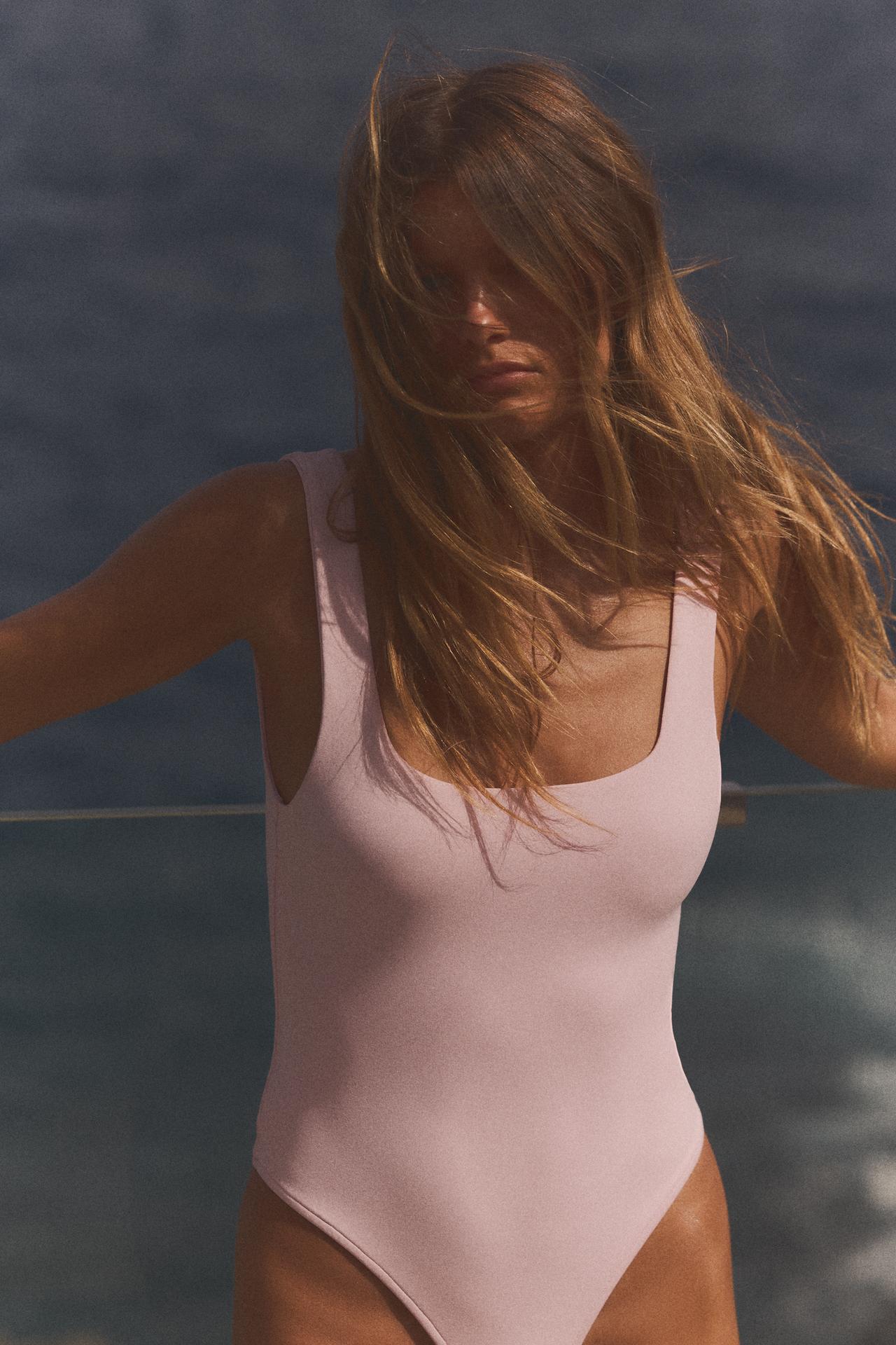 BODY PASTELLROSA MIT BREITEN TRÄGERN