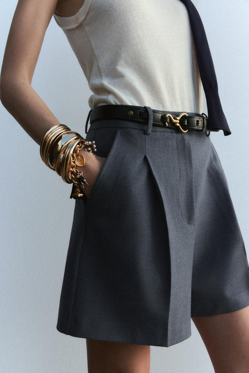 BERMUDA MIT FRONTFALTEN UND HOHER TAILLE