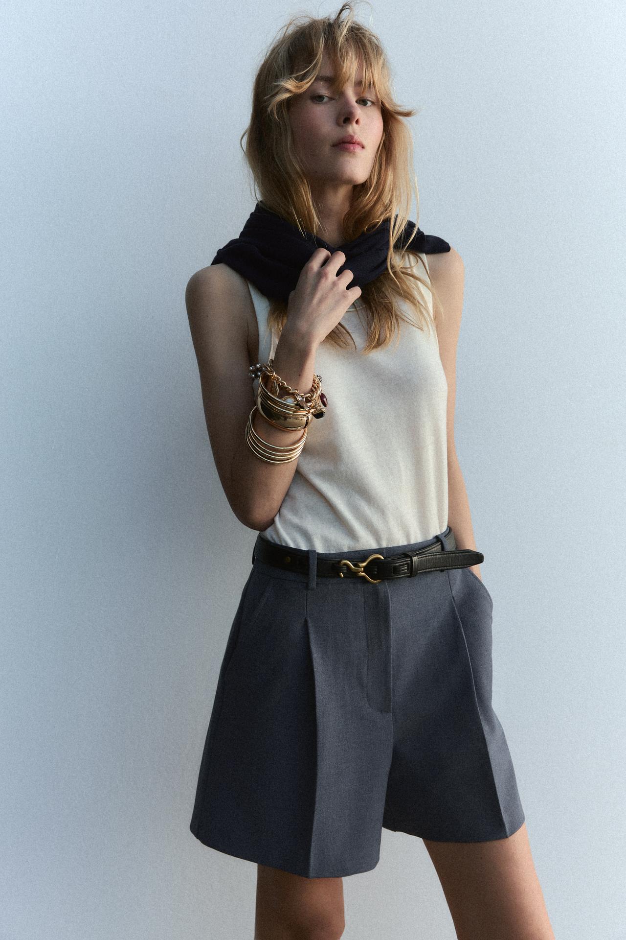 BERMUDA MIT FRONTFALTEN UND HOHER TAILLE