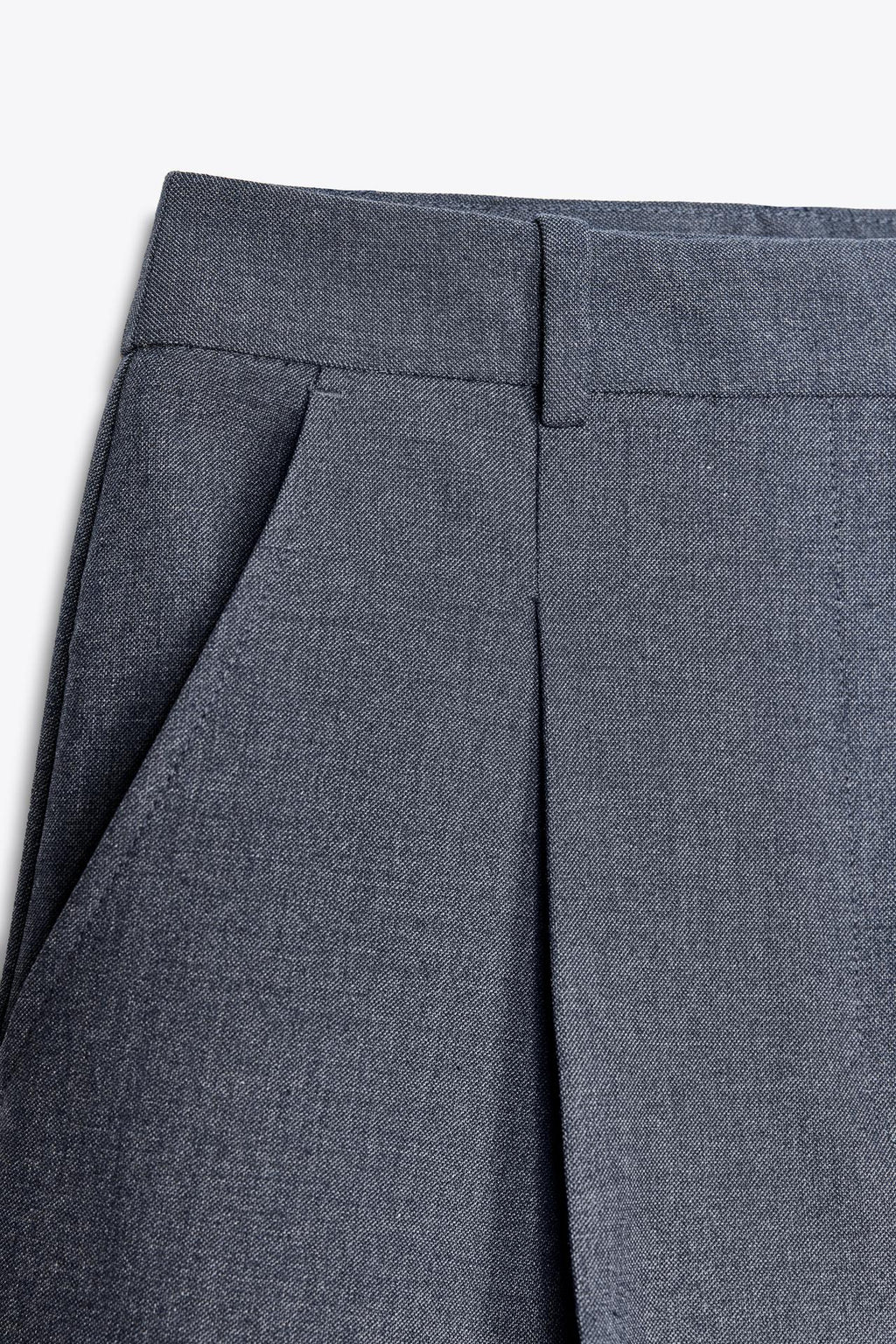 BERMUDA MIT FRONTFALTEN UND HOHER TAILLE