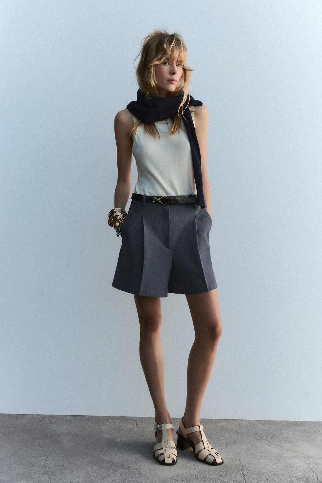 BERMUDA MIT FRONTFALTEN UND HOHER TAILLE