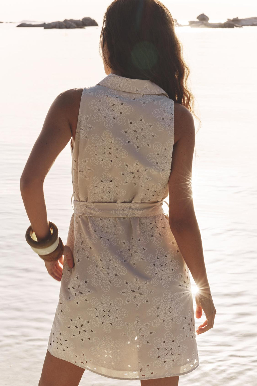 ÄRMELLOSES KLEID MIT STICKEREIDETAILS UND GÜRTEL