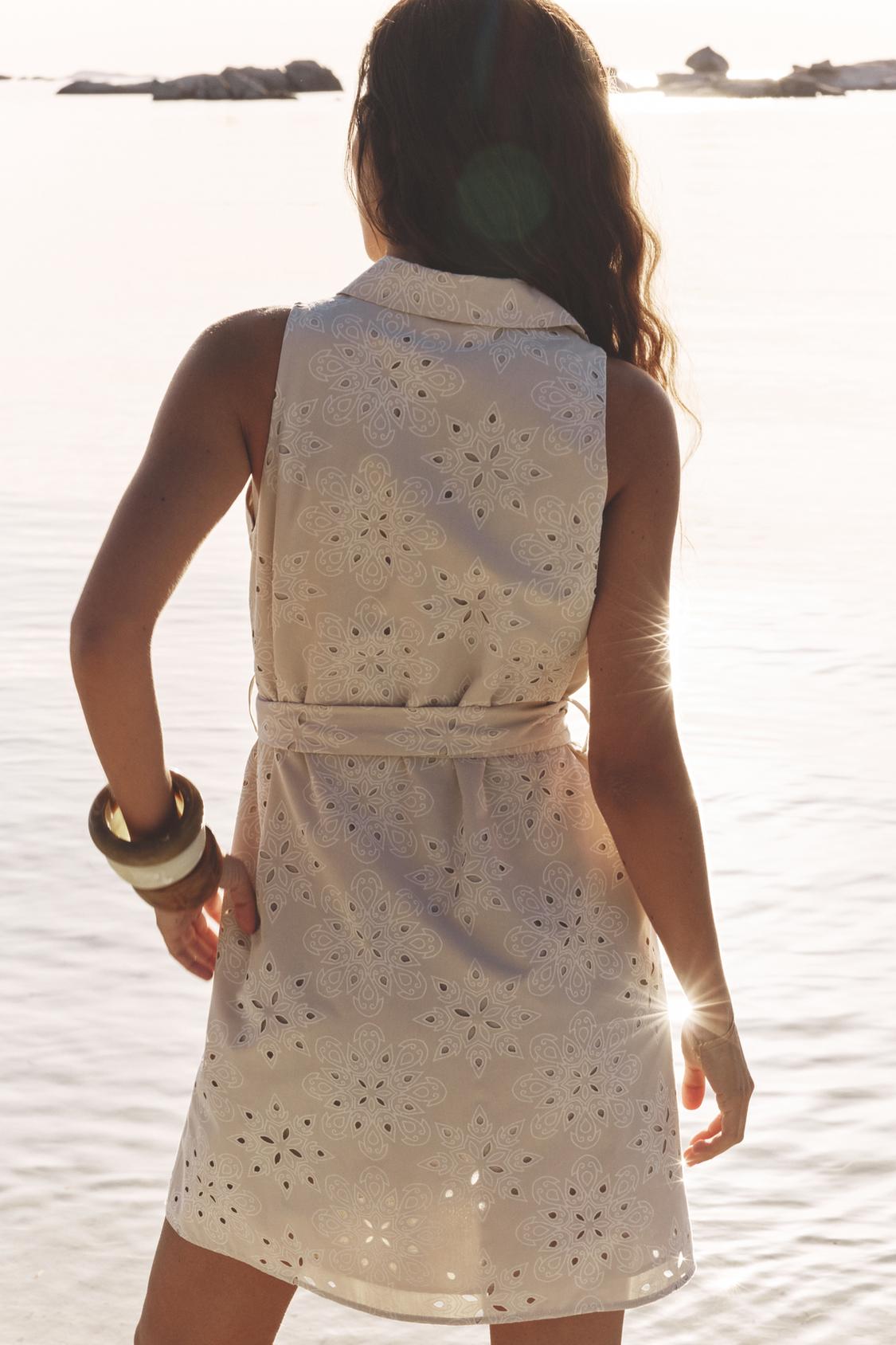 ÄRMELLOSES KLEID MIT STICKEREIDETAILS UND GÜRTEL