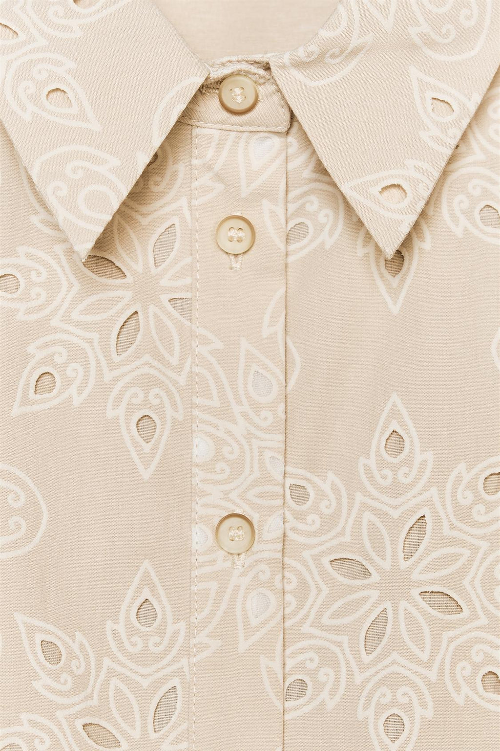 ÄRMELLOSES KLEID MIT STICKEREIDETAILS UND GÜRTEL