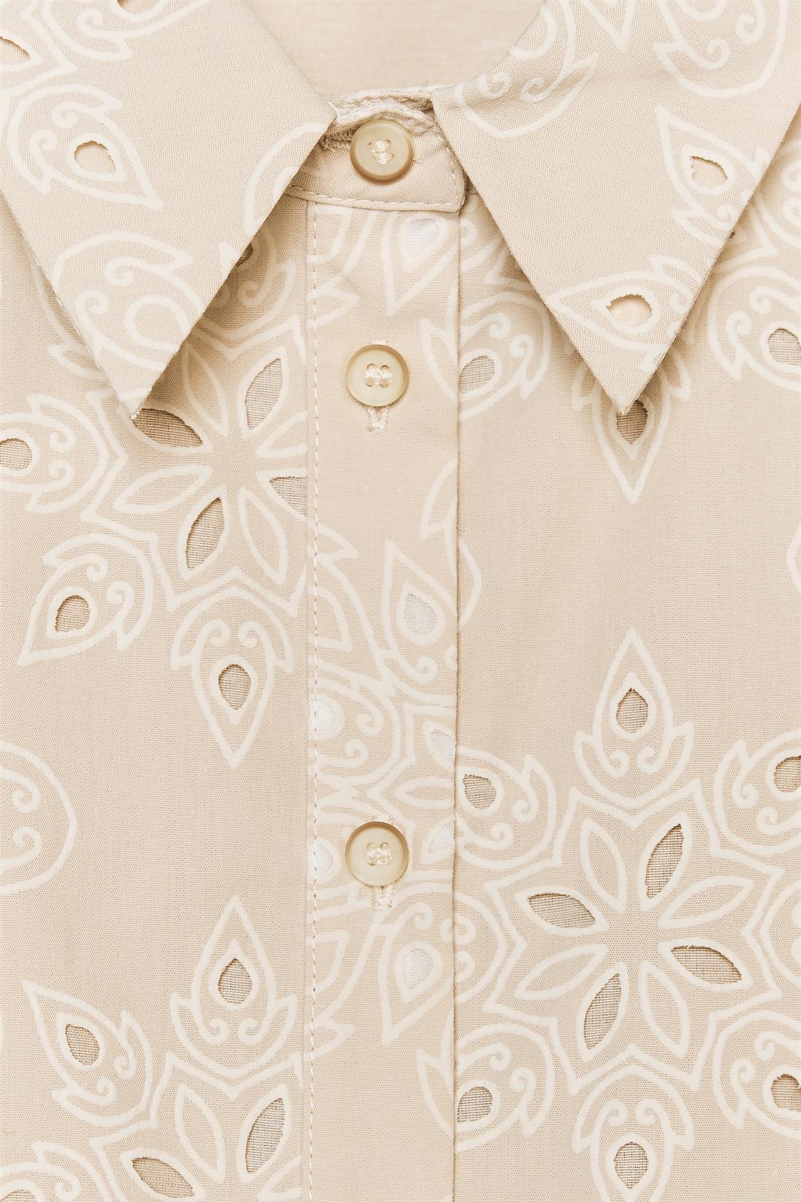 ÄRMELLOSES KLEID MIT STICKEREIDETAILS UND GÜRTEL