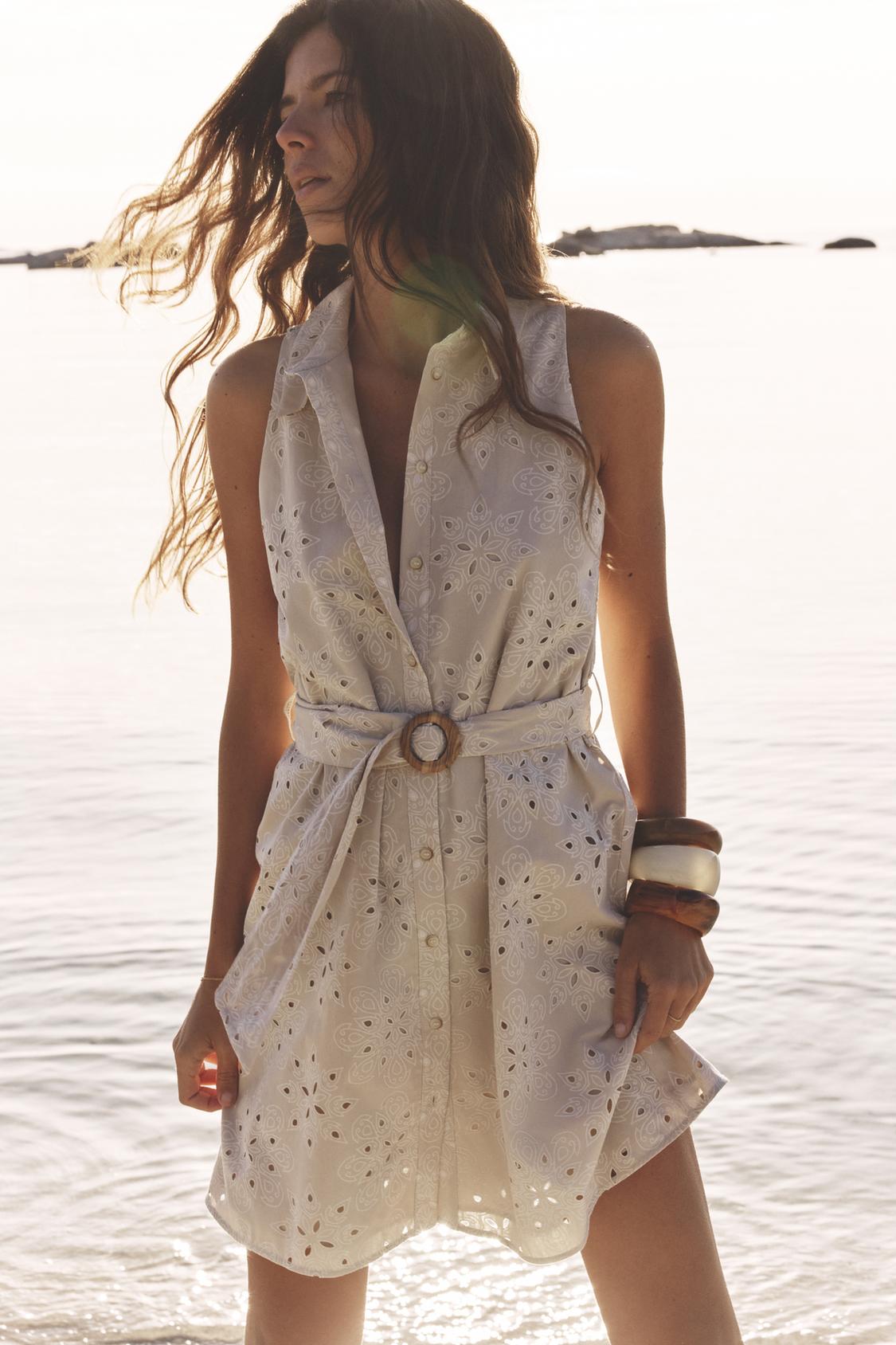 ÄRMELLOSES KLEID MIT STICKEREIDETAILS UND GÜRTEL