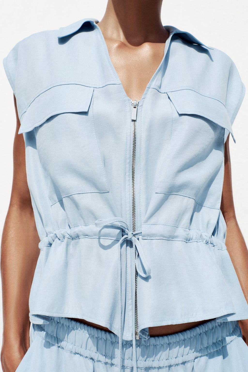 ÄRMELLOSE SAFARI-BLUSE MIT KORDBUND