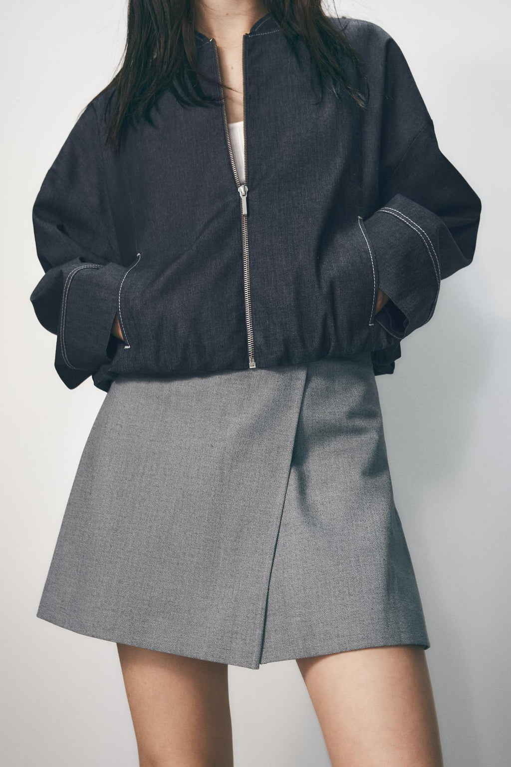 CROSSOVER-SKORT AUS STRUKTURSTOFF GRAU