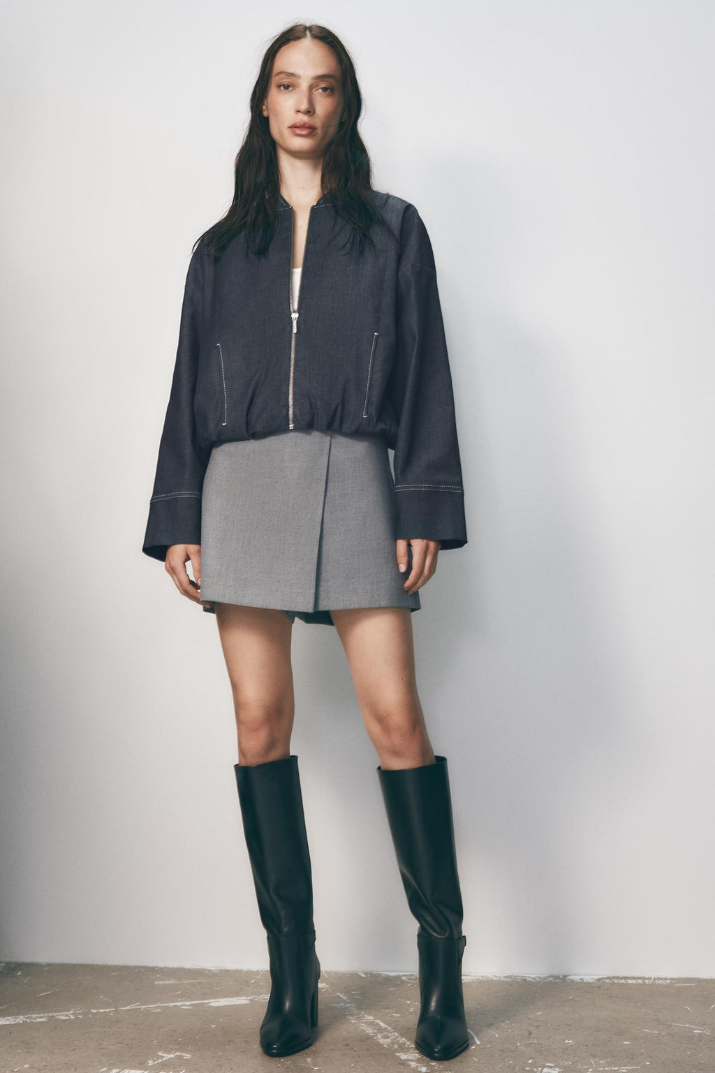 CROSSOVER-SKORT AUS STRUKTURSTOFF GRAU