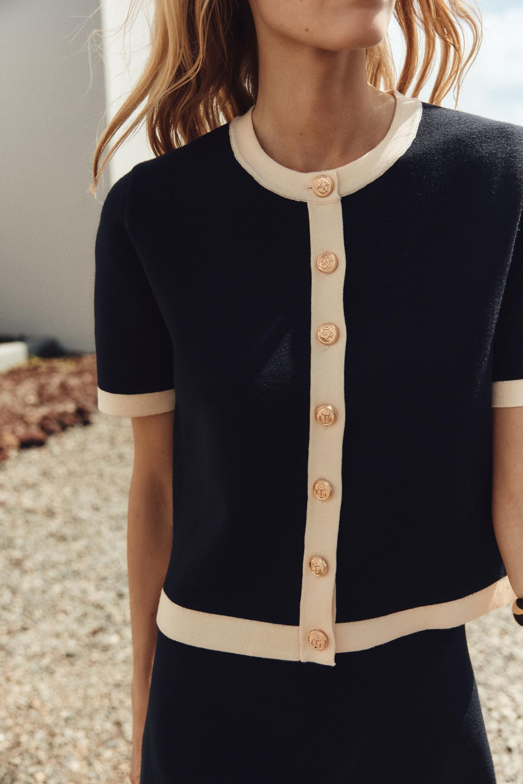 STRICKJACKE MIT KONTRASTDETAILS SCHWARZ