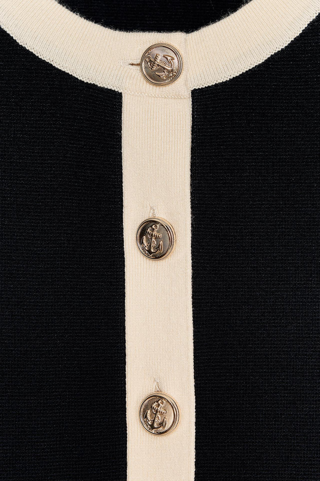 STRICKJACKE MIT KONTRASTDETAILS SCHWARZ