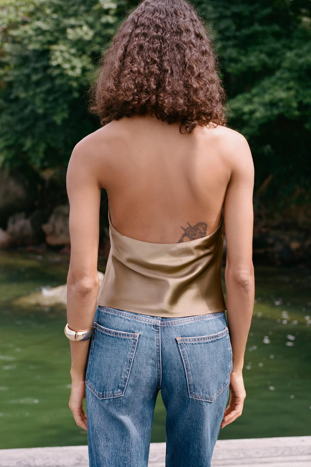 SATIN-HALTERTOP CAMEL MOYEN