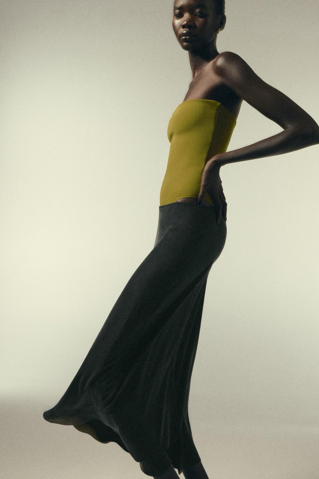 BANDEAU-BODY STRUKTUR LINIE