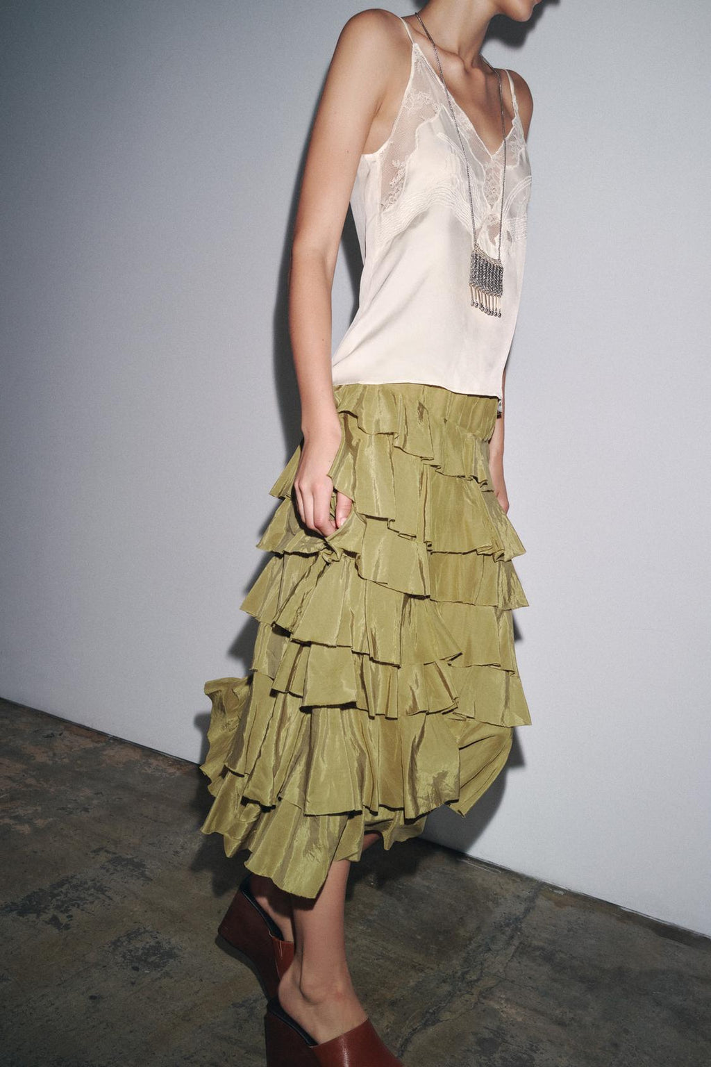 MIDI-ROCK MIT VOLANTS AUS VISKOSE-MIX GRÜN