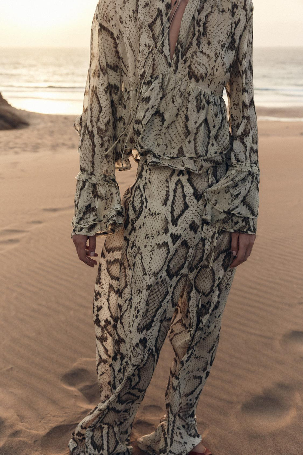 SEMI-TRANSPARENTE HOSE MIT ANIMAL-PRINT