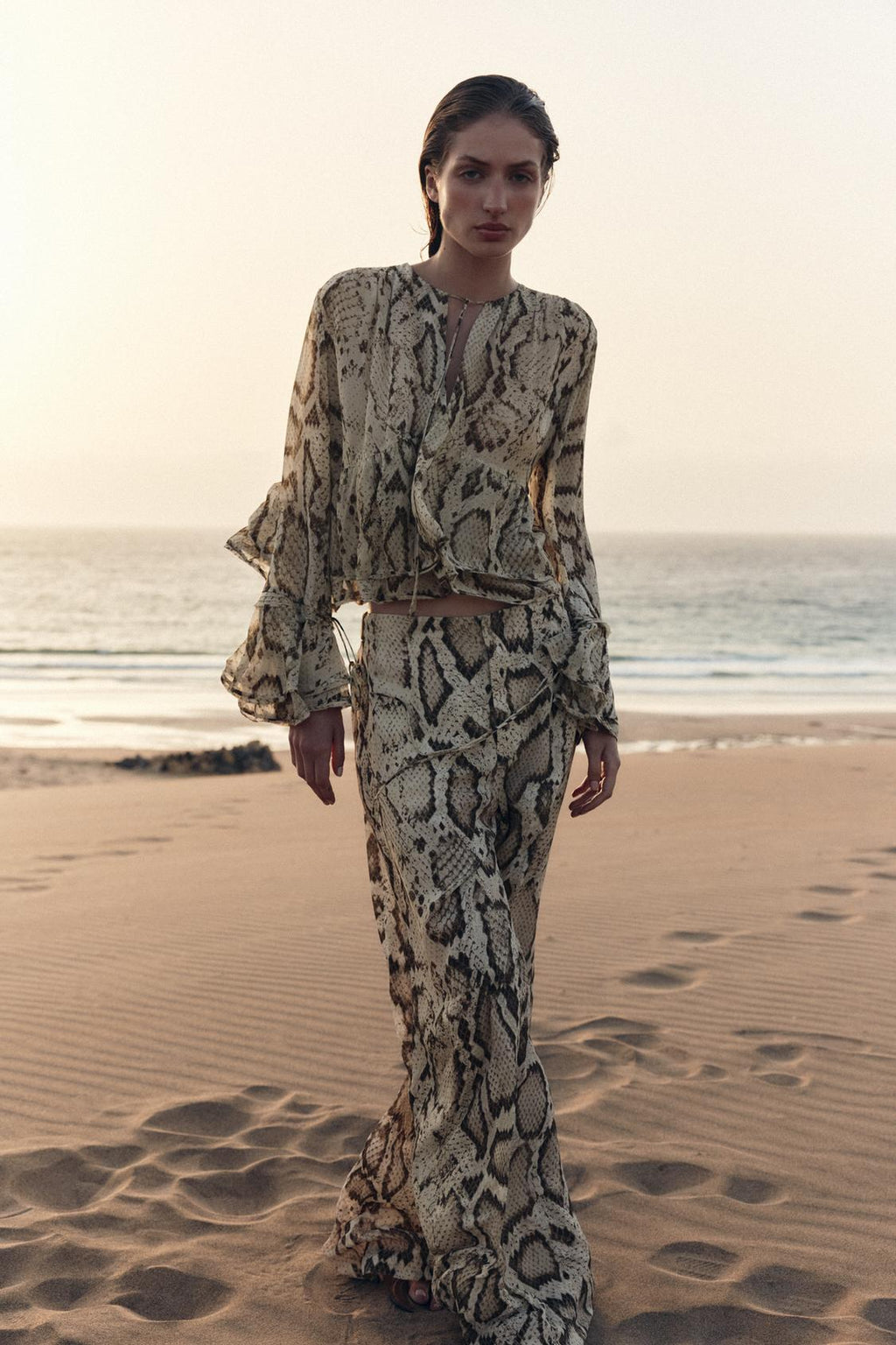 SEMI-TRANSPARENTE HOSE MIT ANIMAL-PRINT