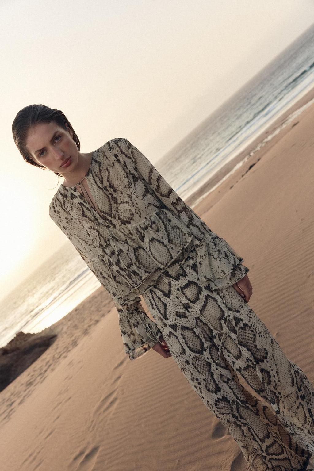 SEMI-TRANSPARENTE BLUSE MIT ANIMAL-PRINT