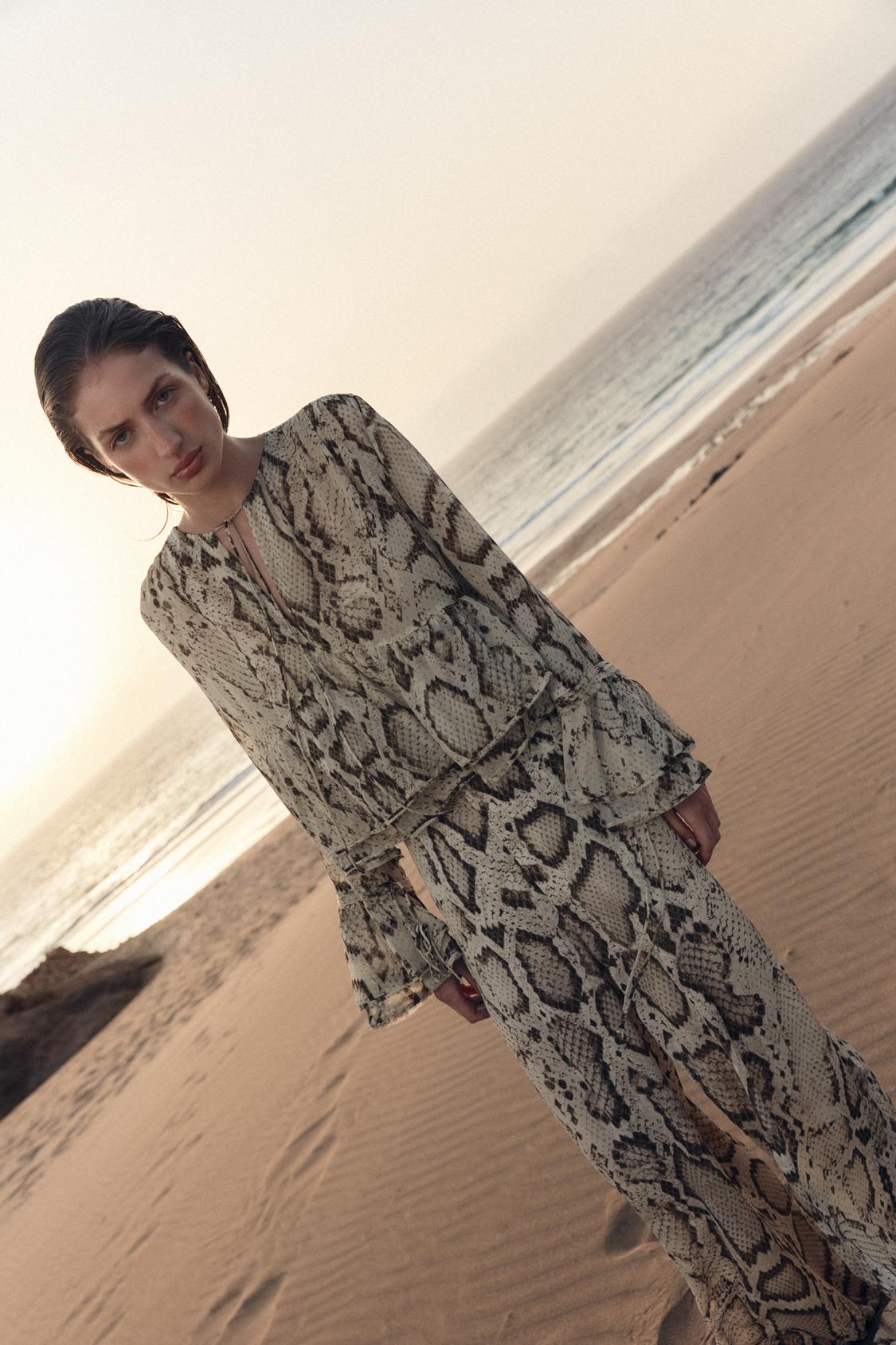 SEMI-TRANSPARENTE BLUSE MIT ANIMAL-PRINT