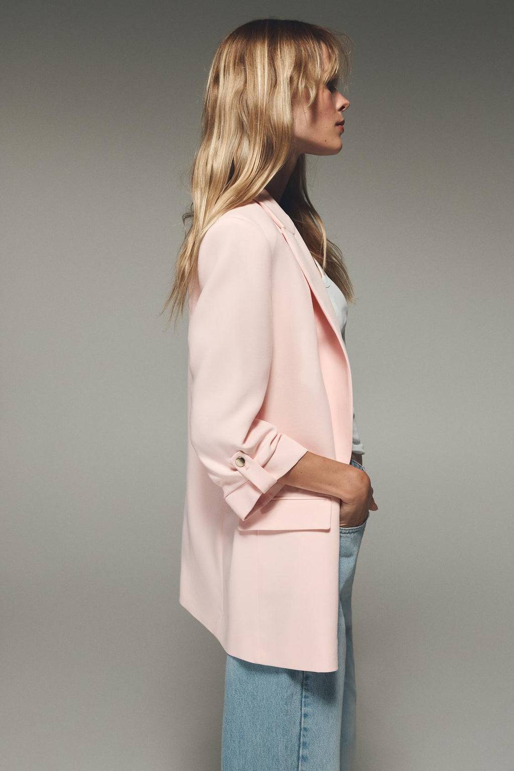 BLAZER MIT UMGESCHLAGENEN ÄRMELN IN ROSÉ