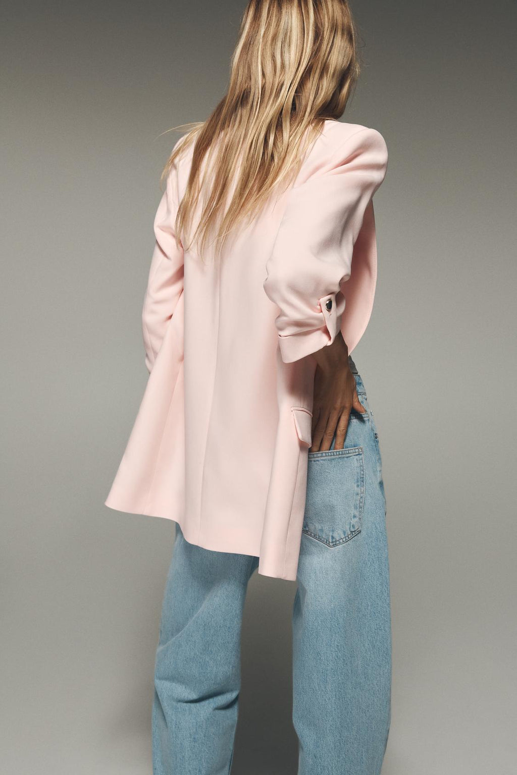 BLAZER MIT UMGESCHLAGENEN ÄRMELN IN ROSÉ