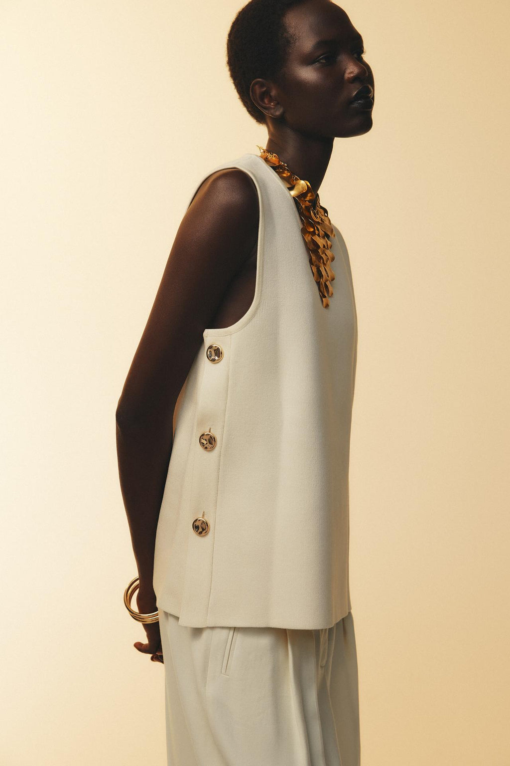 STRICKWESTE MIT SEITLICHEN METALLKNÖPFEN