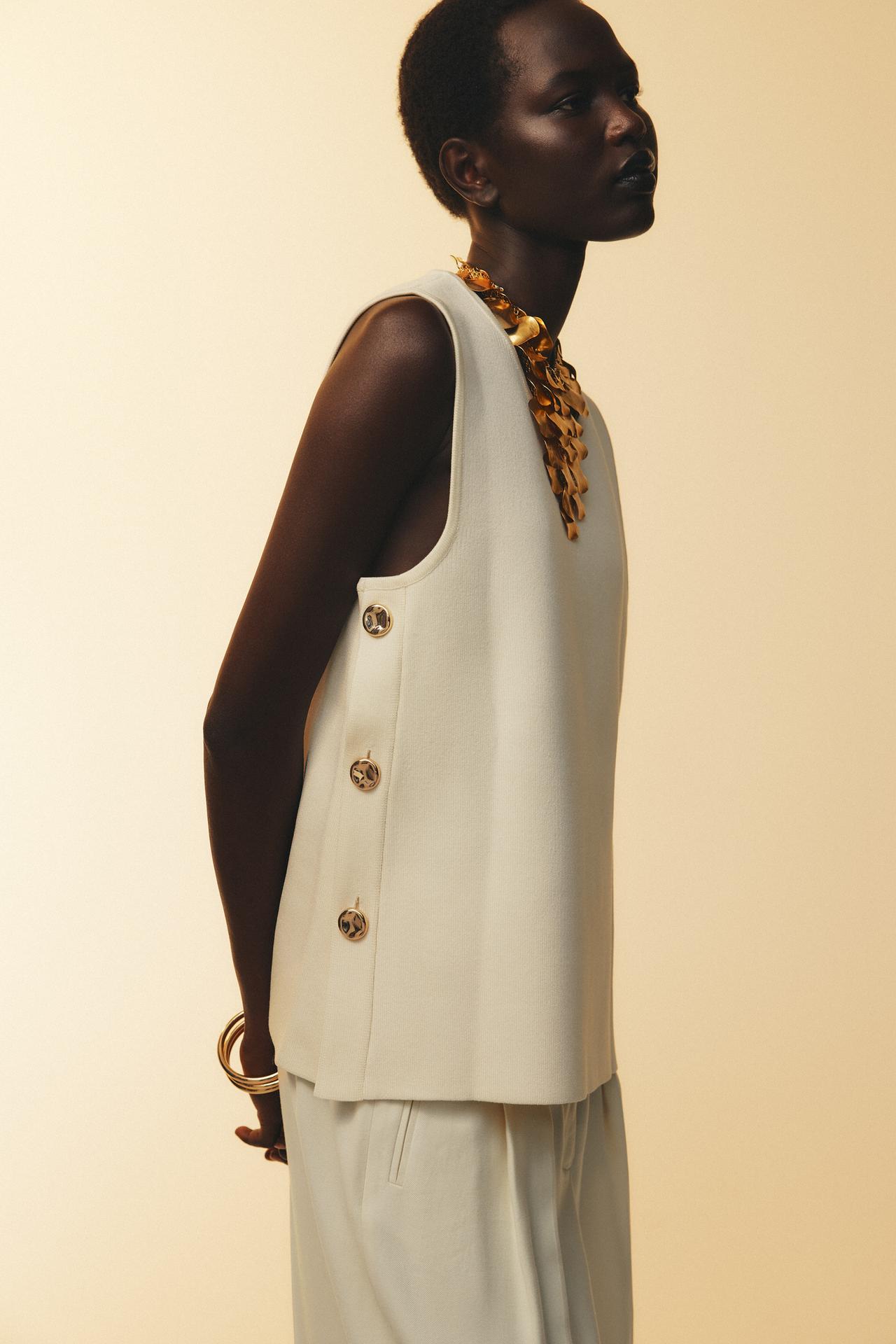 STRICKWESTE MIT SEITLICHEN METALLKNÖPFEN