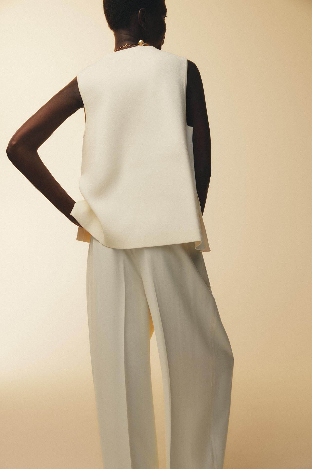 STRICKWESTE MIT SEITLICHEN METALLKNÖPFEN