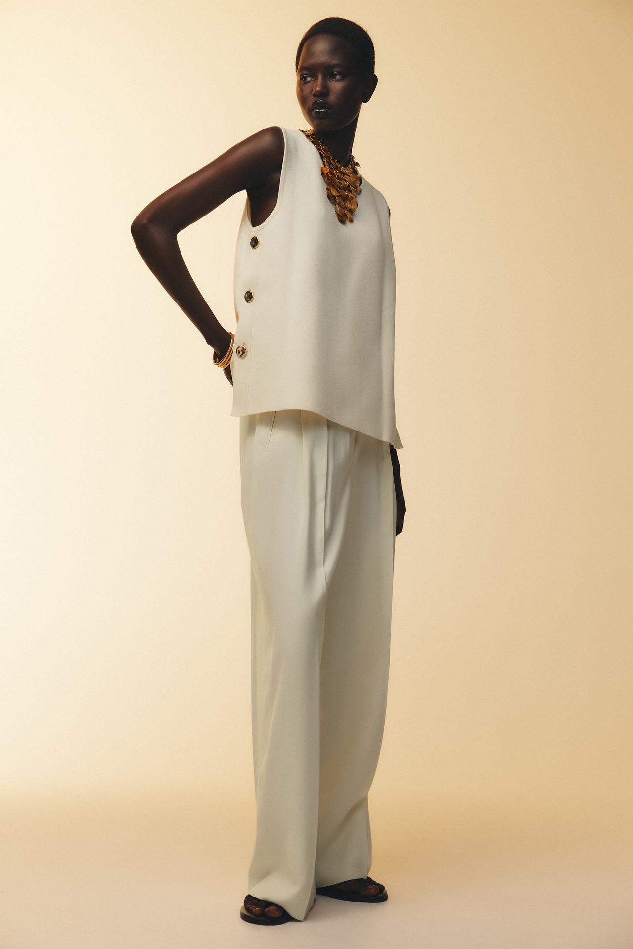 STRICKWESTE MIT SEITLICHEN METALLKNÖPFEN