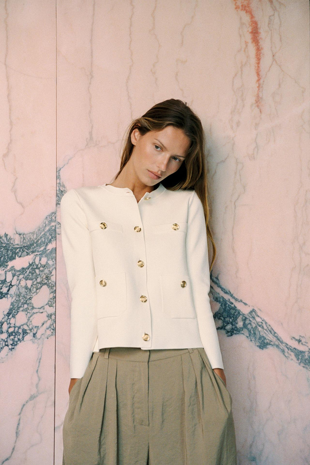 STRICKJACKE MIT GOLDKNÖPFEN ELFENBEIN