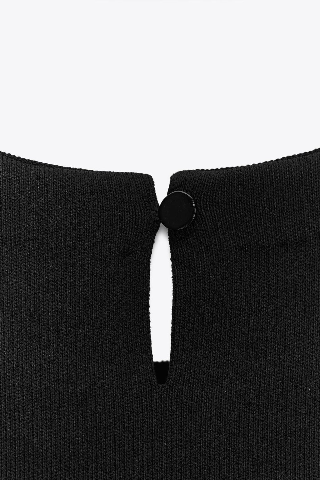 ÄRMELLOSES STRICKTOP MIT RUNDAUSSCHNITT