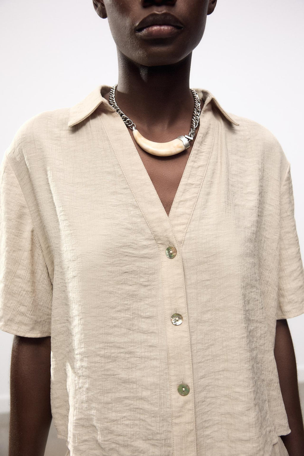 STRUKTURIERTES CROPPED HEMD BEIGE