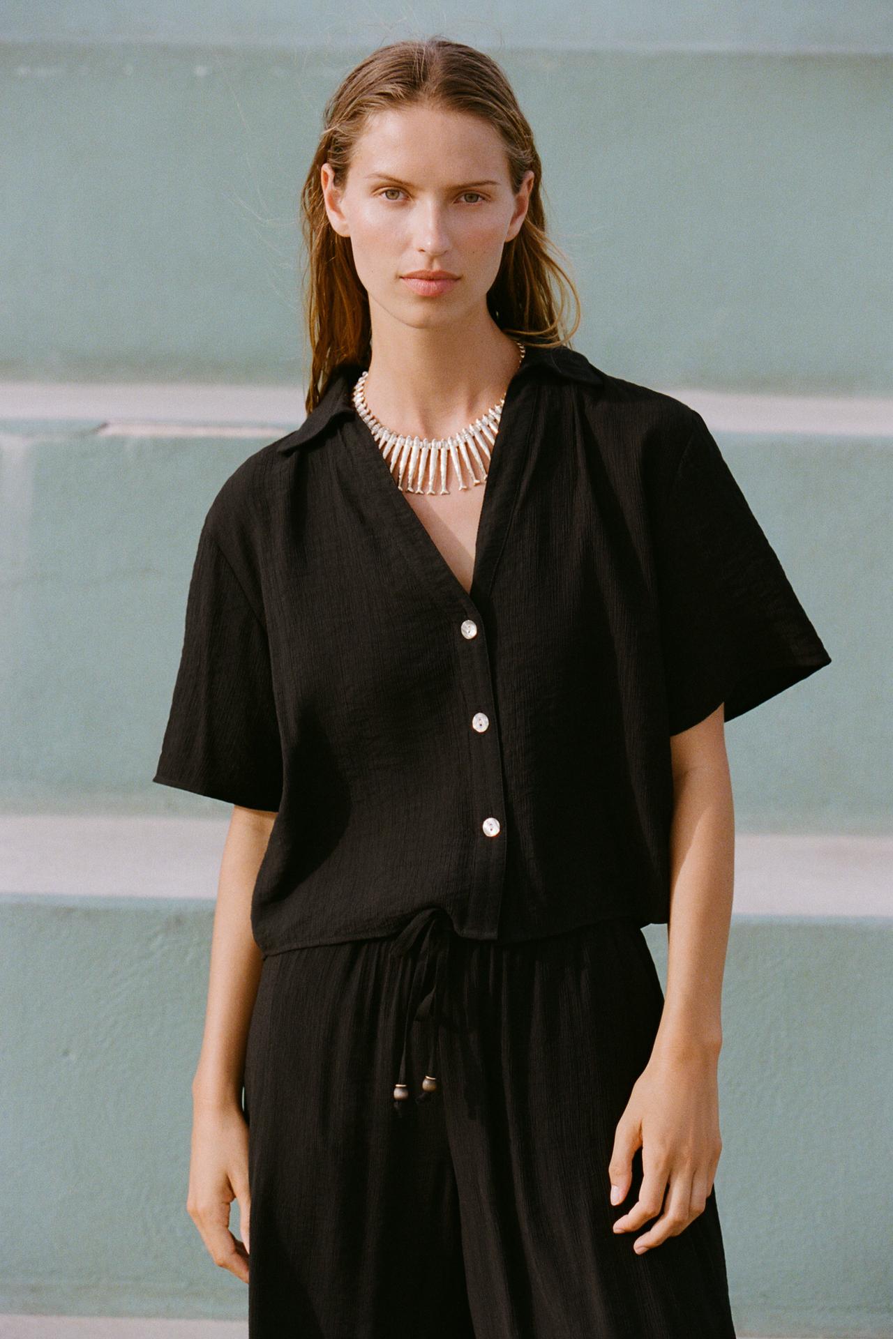 STRUKTURIERTE KURZARMBLUSE SCHWARZ