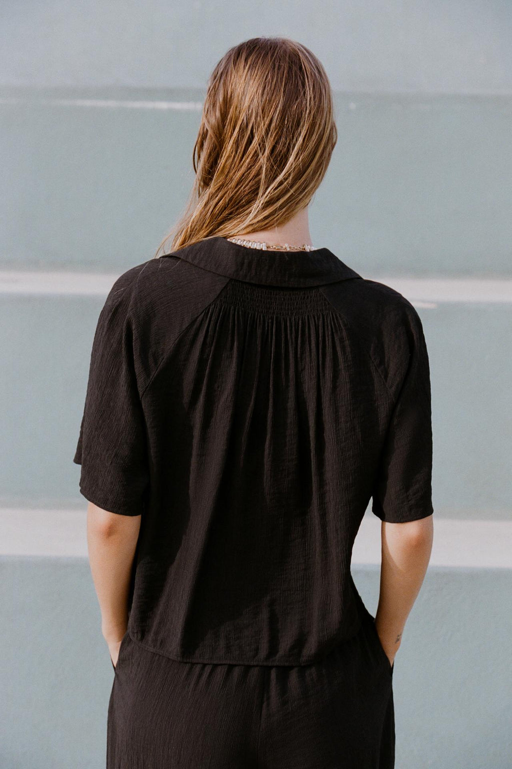 STRUKTURIERTE KURZARMBLUSE SCHWARZ