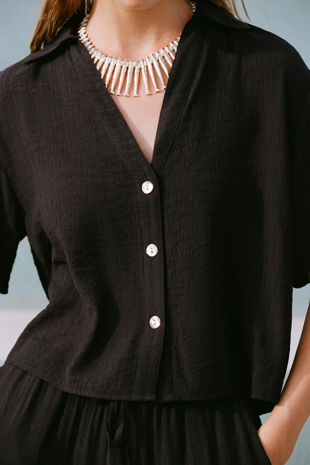 STRUKTURIERTE KURZARMBLUSE SCHWARZ