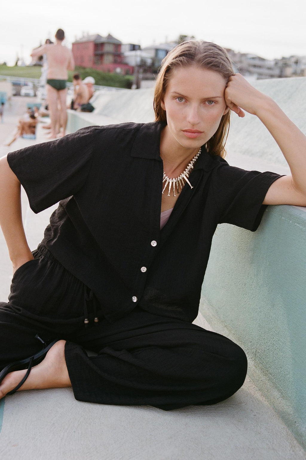 STRUKTURIERTE KURZARMBLUSE SCHWARZ