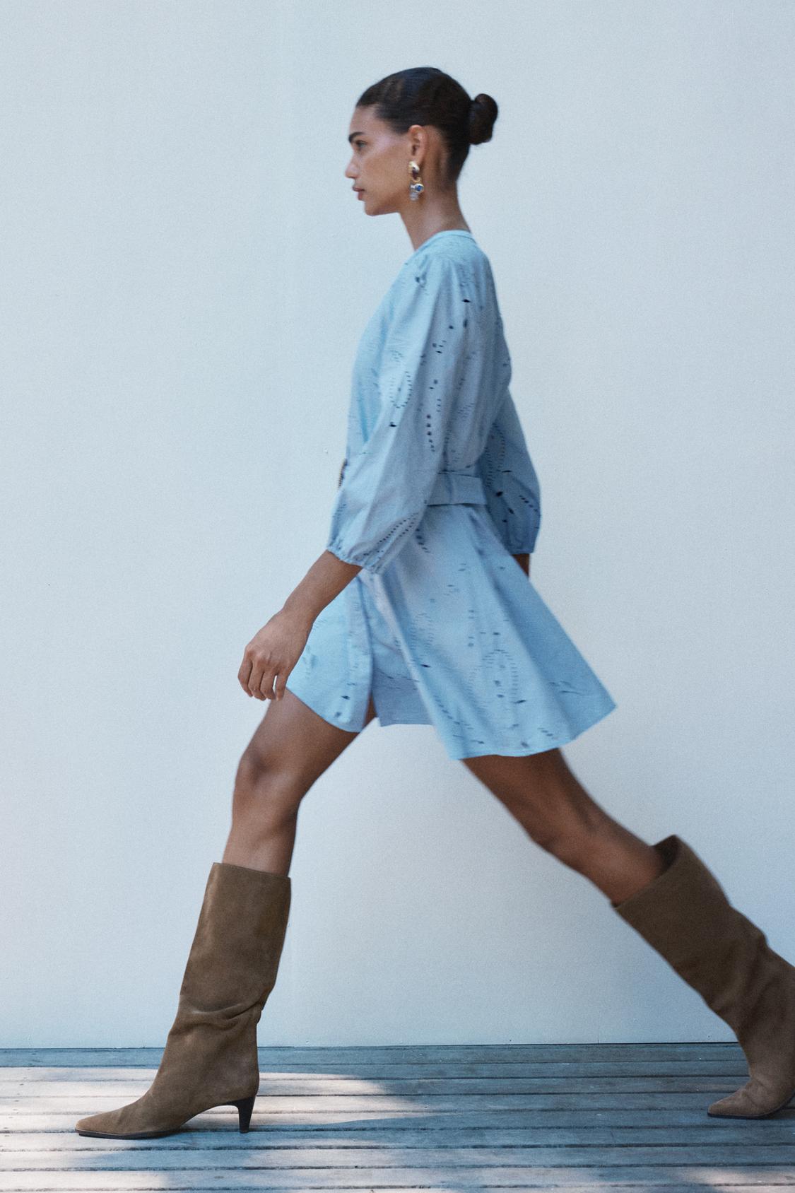 KURZES KLEID MIT STICKEREIDETAILS UND TAILLIERTER SILHOUETTE