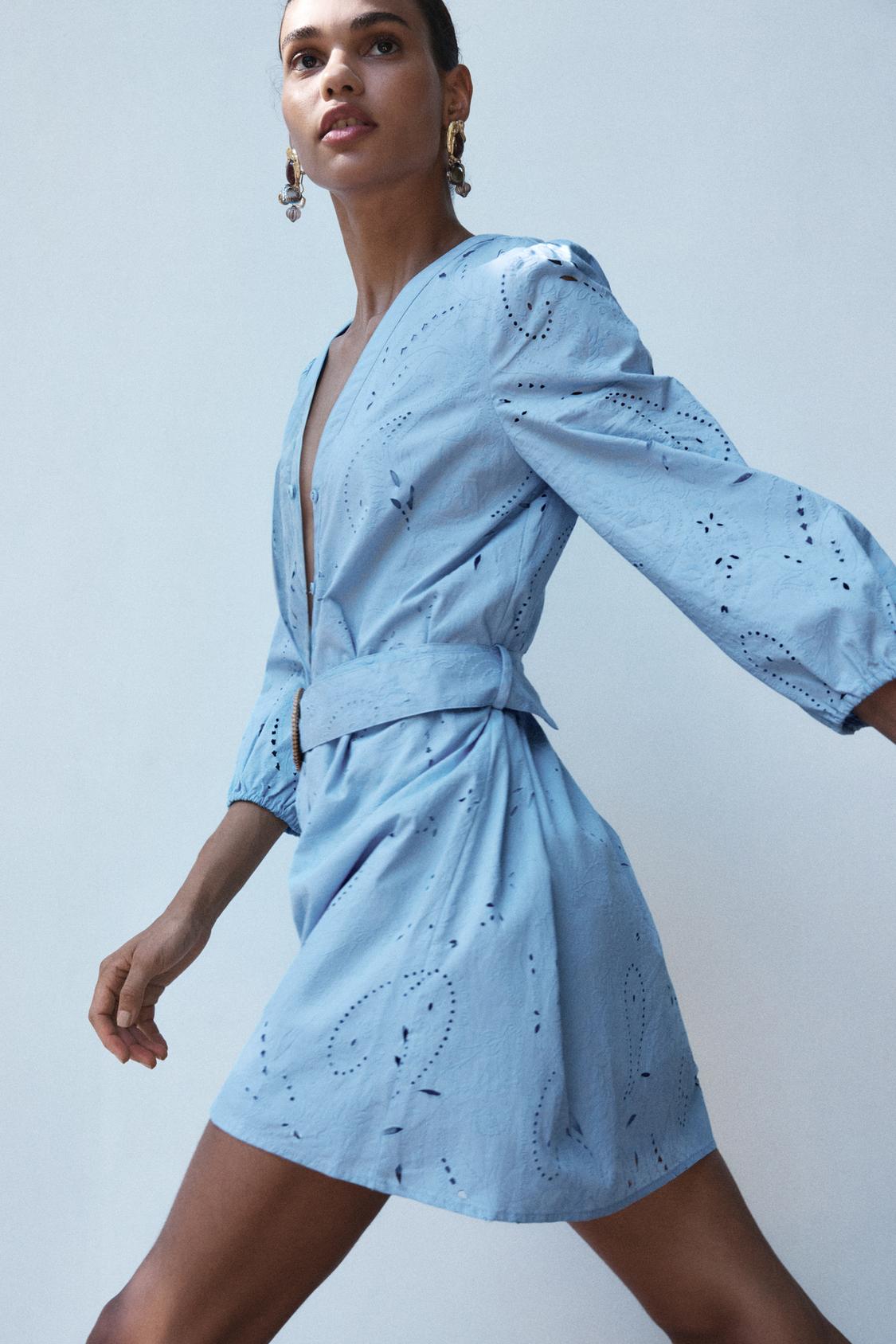 KURZES KLEID MIT STICKEREIDETAILS UND TAILLIERTER SILHOUETTE