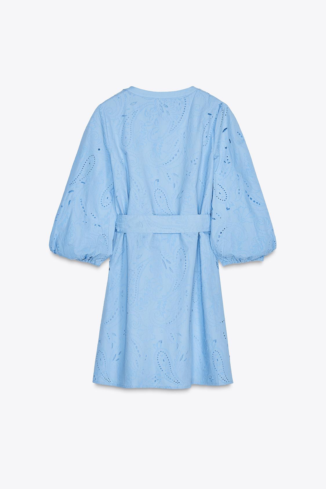 KURZES KLEID MIT STICKEREIDETAILS UND TAILLIERTER SILHOUETTE