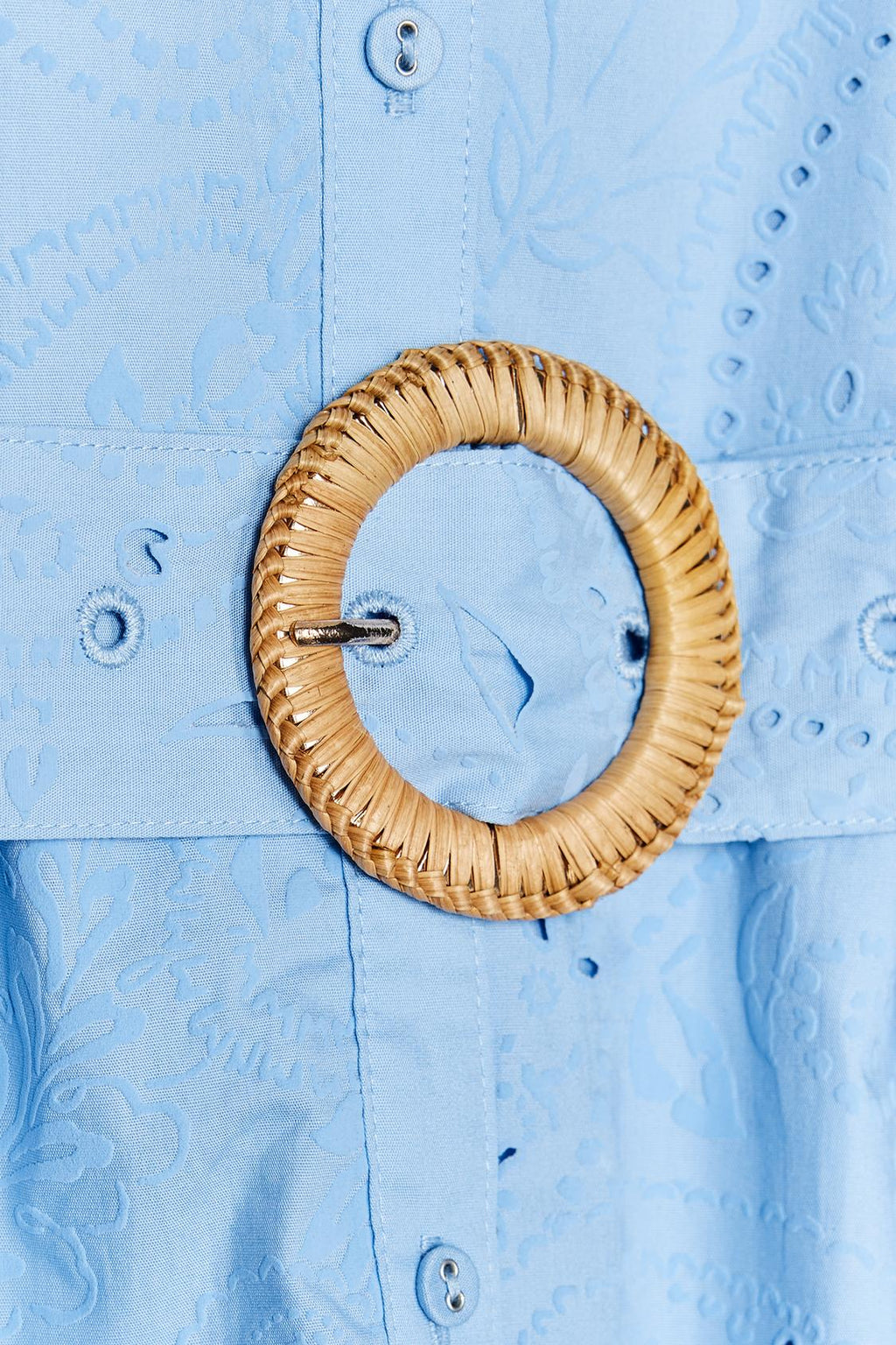 KURZES KLEID MIT STICKEREIDETAILS UND TAILLIERTER SILHOUETTE