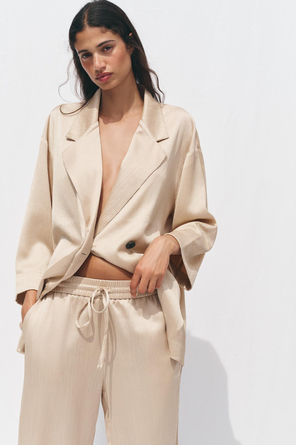 WEITE HOSE MIT FLUIDER SILHOUETTE IN BEIGE