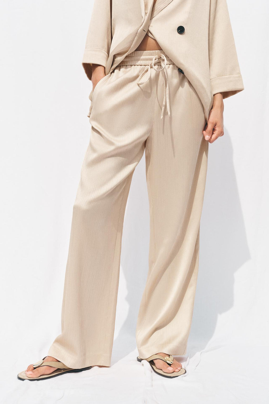 WEITE HOSE MIT FLUIDER SILHOUETTE IN BEIGE