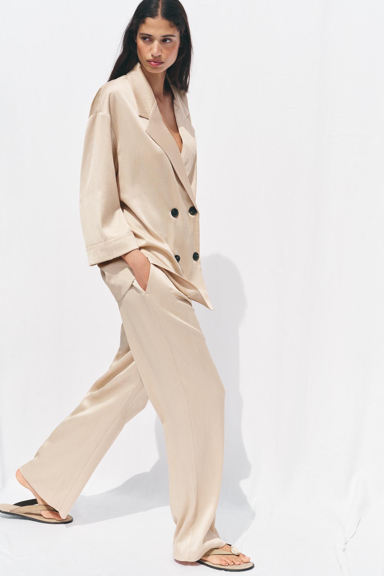 WEITE HOSE MIT FLUIDER SILHOUETTE IN BEIGE