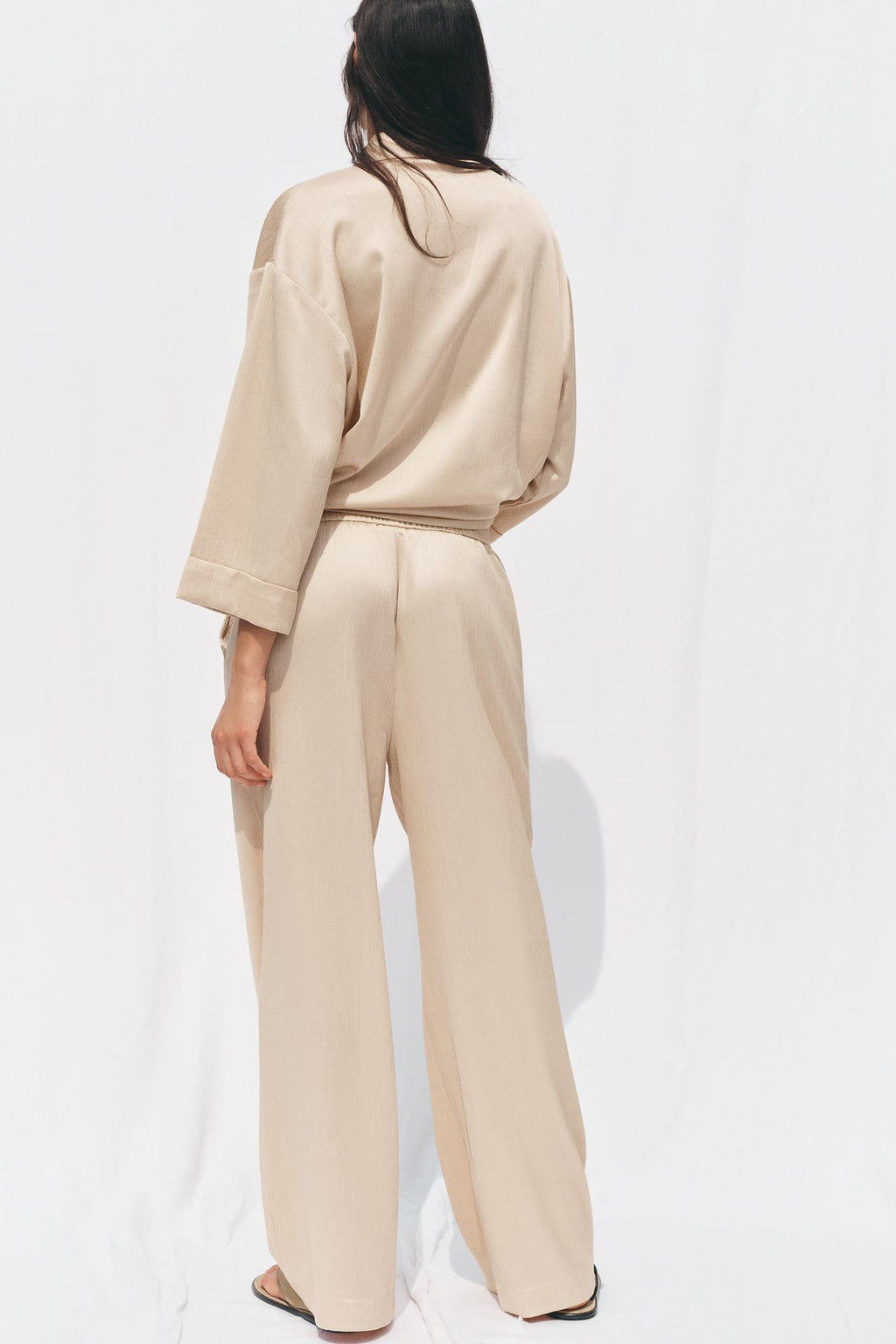 WEITE HOSE MIT FLUIDER SILHOUETTE IN BEIGE