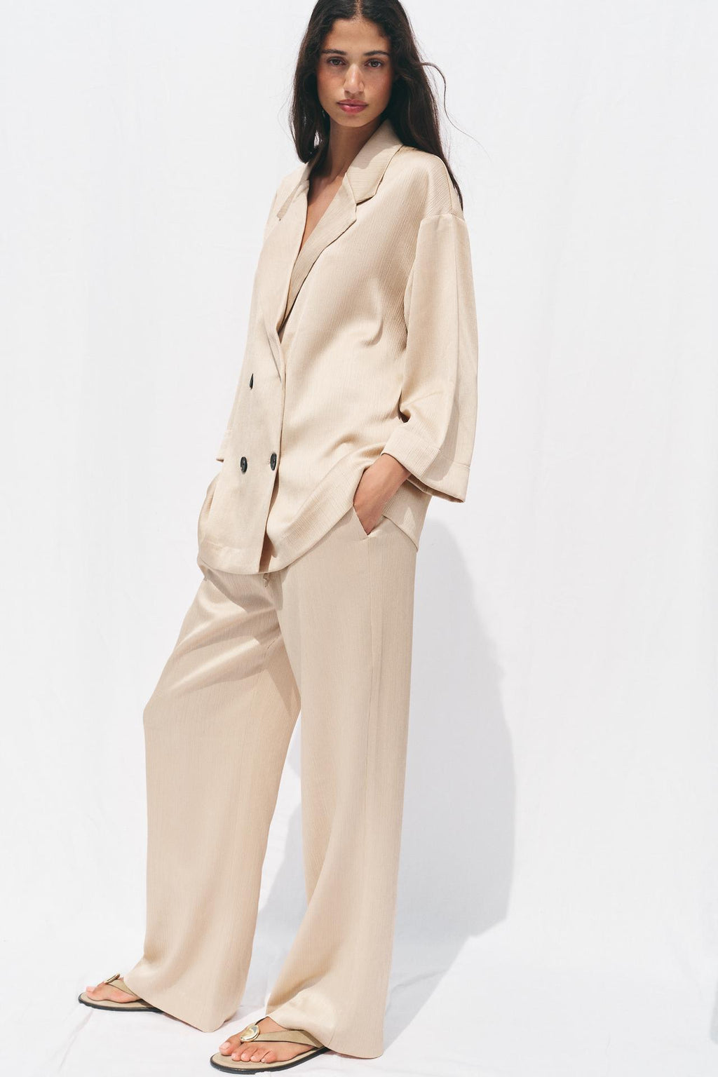 WEITE HOSE MIT FLUIDER SILHOUETTE IN BEIGE