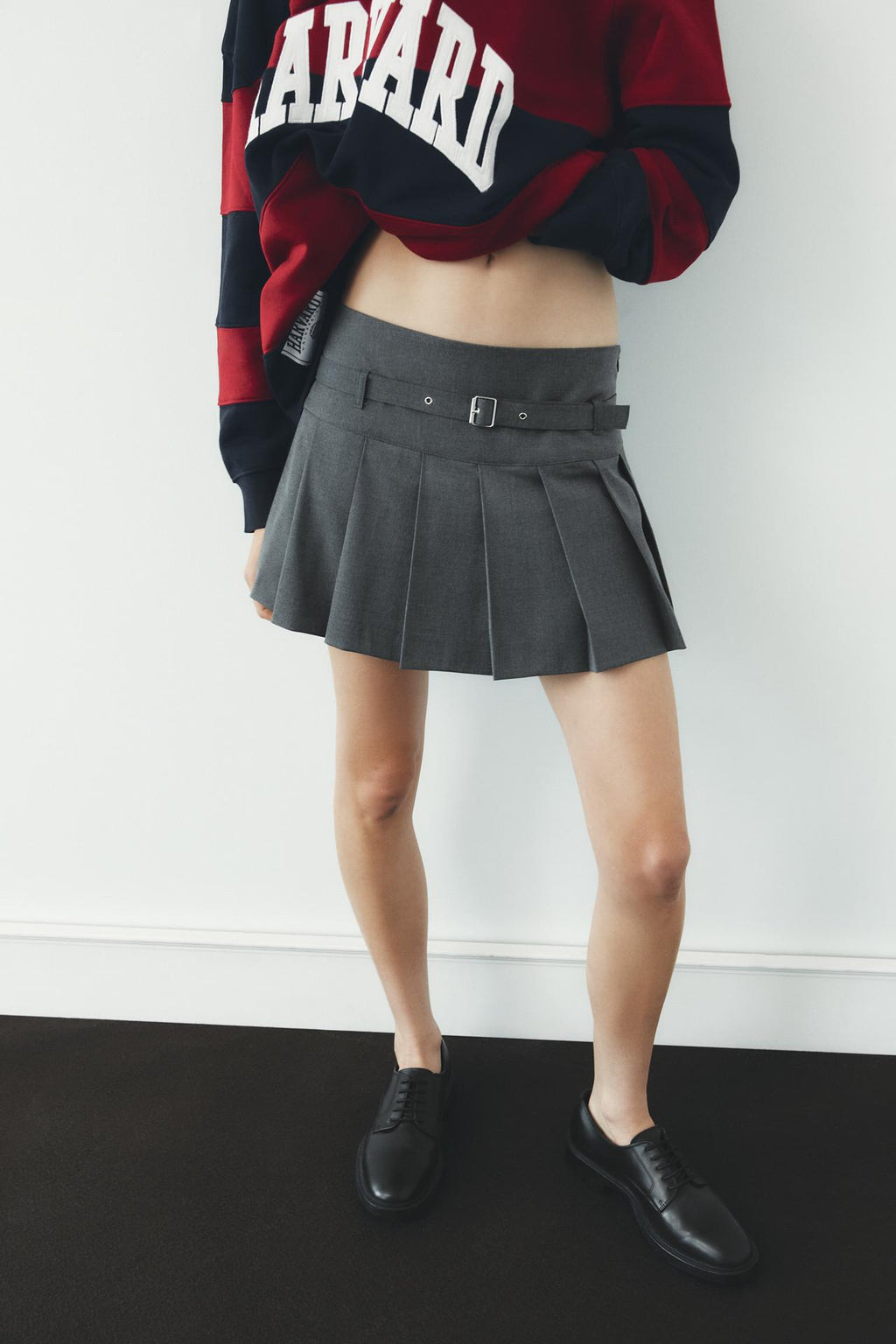 PLISSIERTER SKORT MIT GÜRTELDETAIL