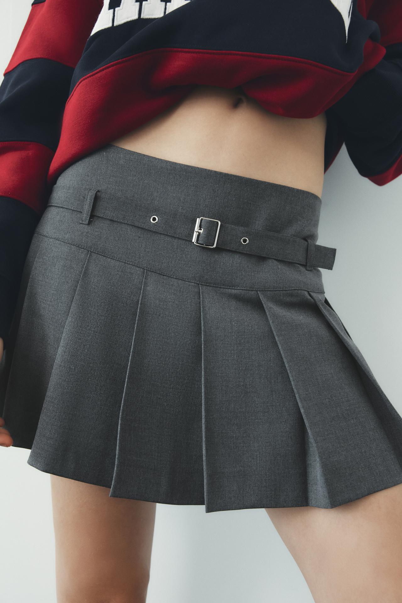 PLISSIERTER SKORT MIT GÜRTELDETAIL