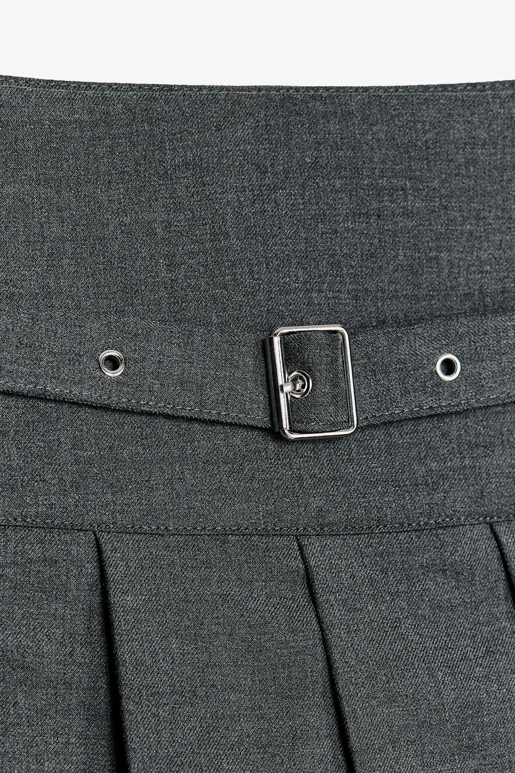 PLISSIERTER SKORT MIT GÜRTELDETAIL