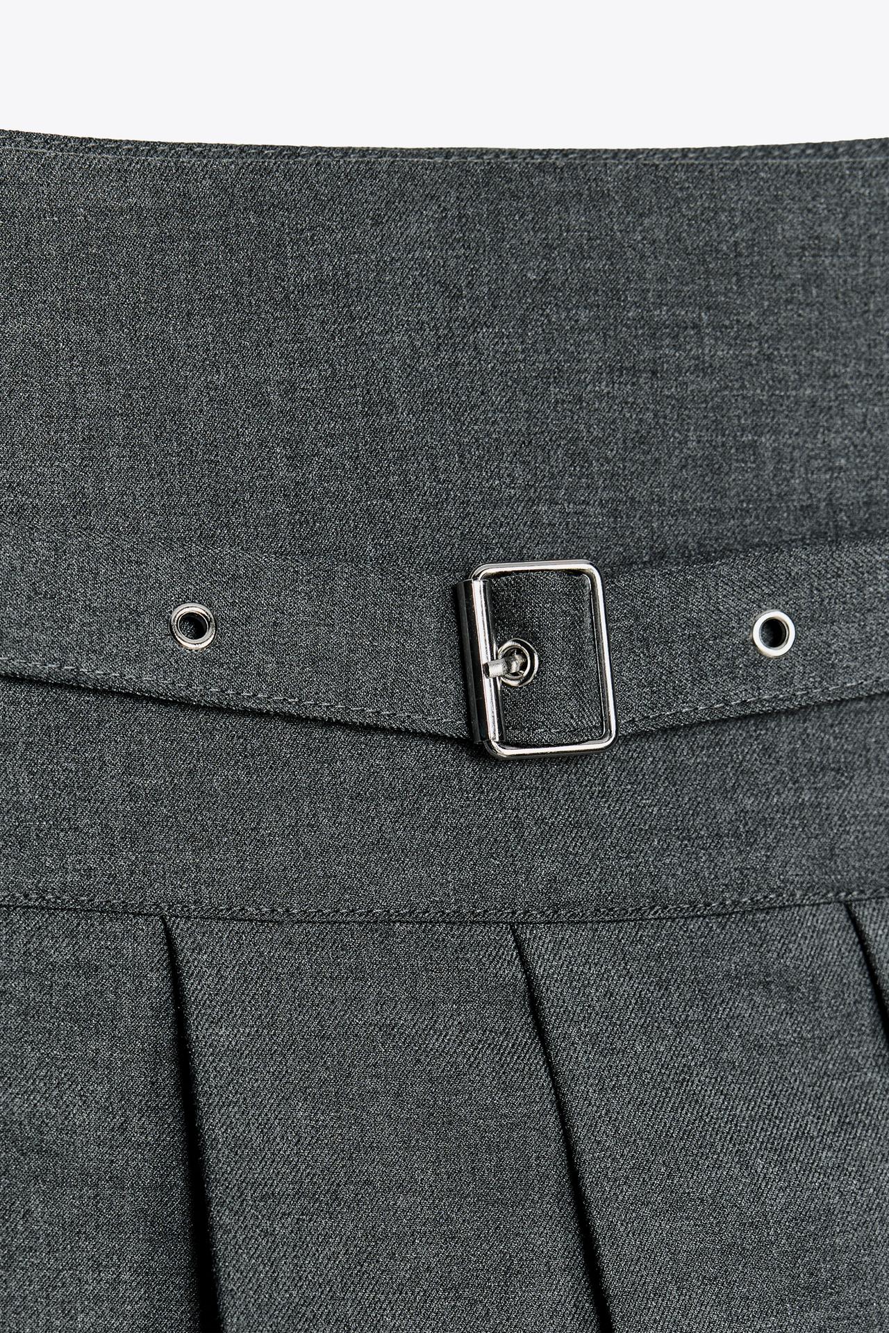 PLISSIERTER SKORT MIT GÜRTELDETAIL