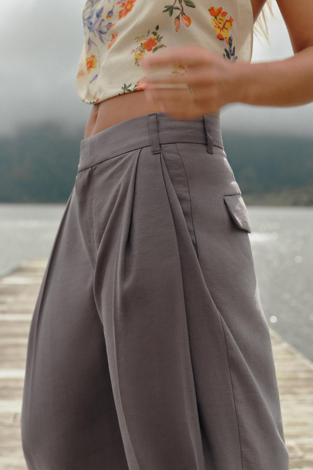 HOSE MIT DOPPELTEN BUND-FALTEN TAPETAS