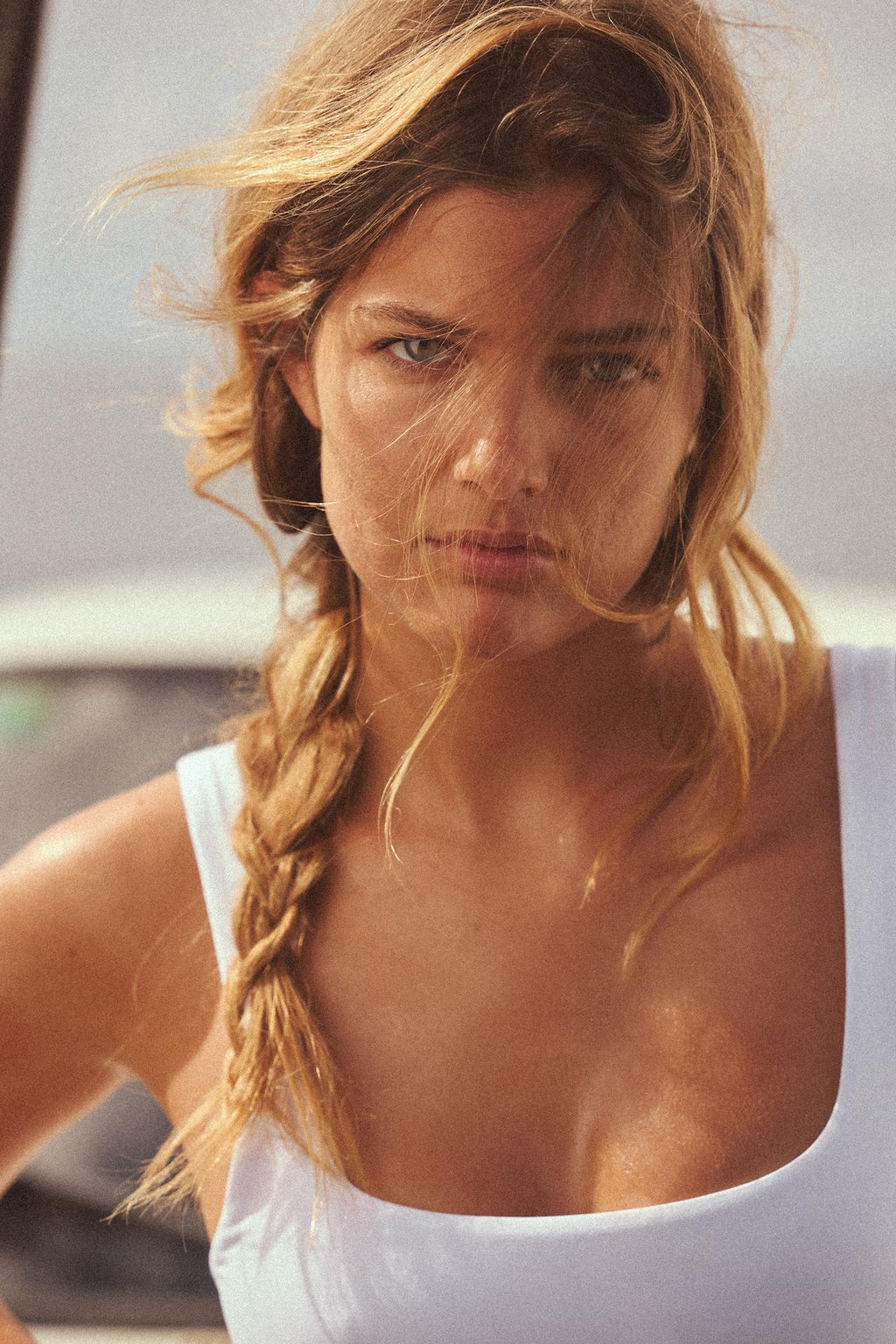 BODY PURE WEISS MIT BREITEN TRÄGERN